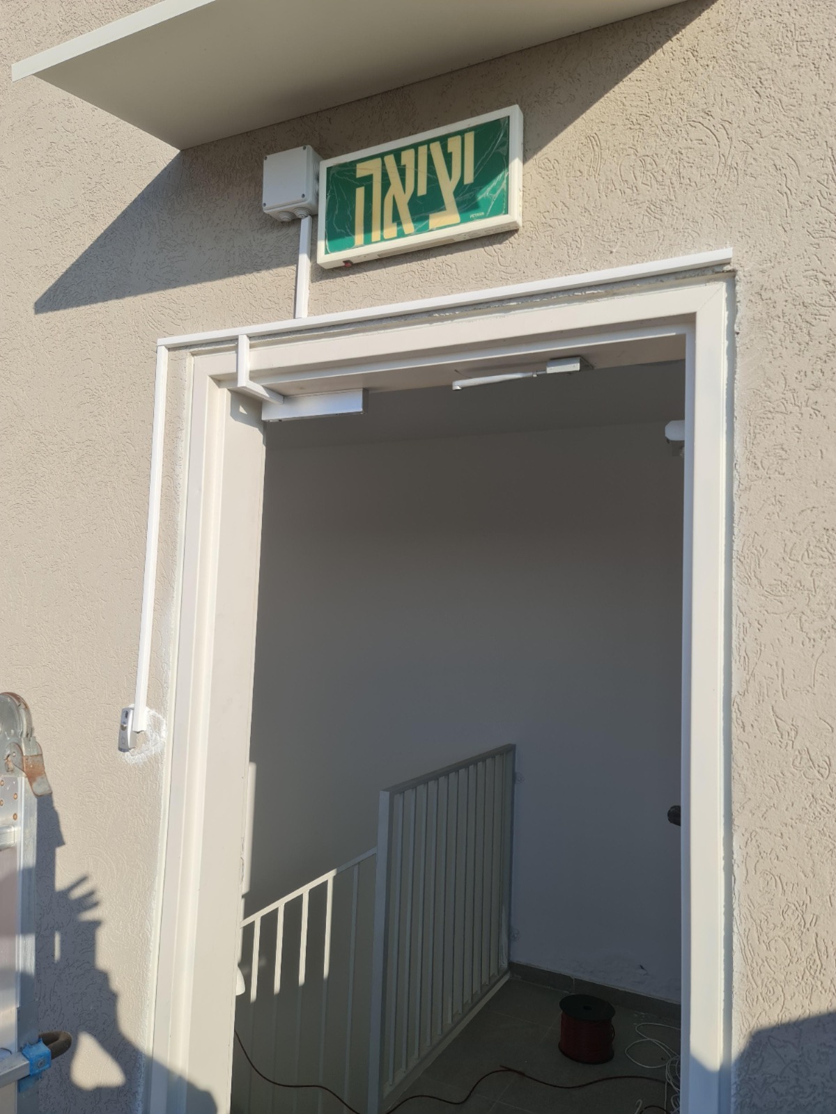 התקנת מערכת נעילה תקן בדלת יציאה לגג